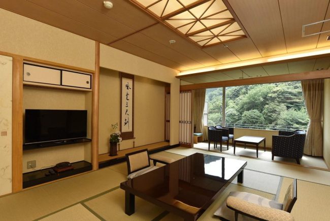 arima-onsen-gekkoen-korokan-ryokan-kobe-suite-room-living-area