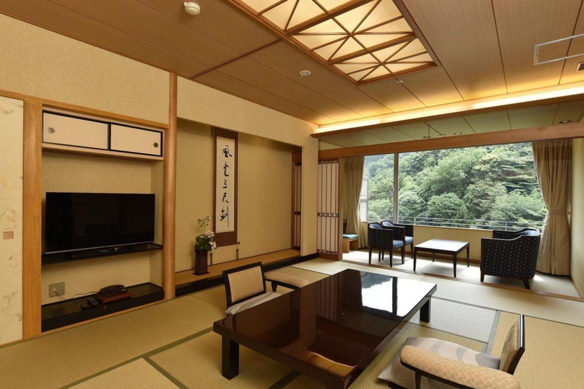 arima-onsen-gekkoen-korokan-ryokan-kobe-suite-room-living-area